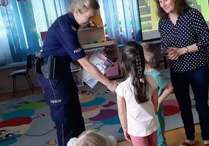 Dzieci dziękują Pani Policjant za spotkanie.